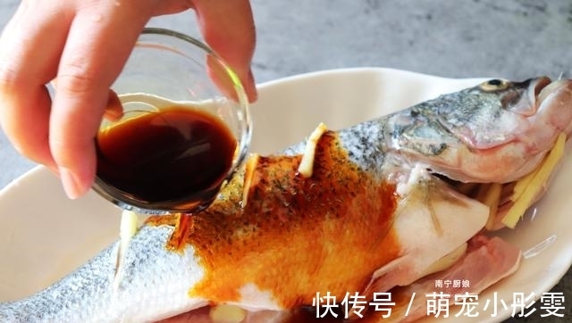 鱼身|蒸鱼时,冷水上锅还是热水?教你正确做法,鱼肉鲜嫩可口还没腥味