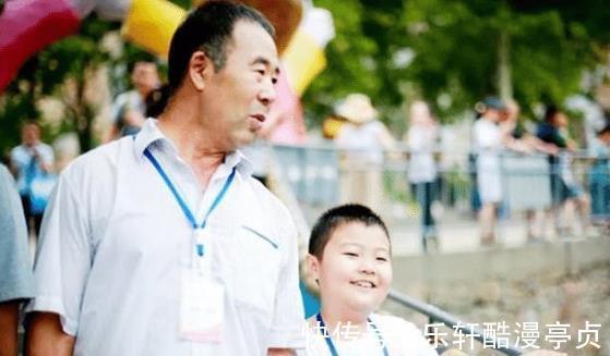 带娃|老人想在带娃时搭把手,到底是出钱好,还是出力比较好