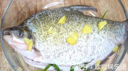 二荆条|煎鱼时,不要撒盐和用姜抹锅底,大厨教你一招,煎鱼不粘锅不破皮