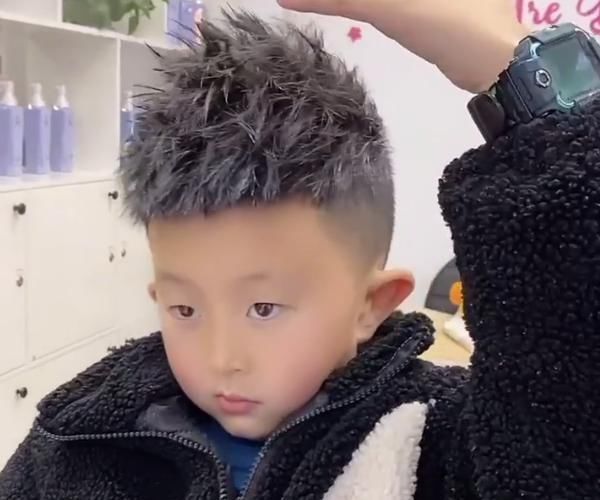 小学生|小学生自己设计了款社会人发型,最后居然让人另眼相看,女生:确实有点小帅