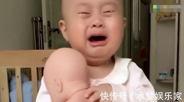 娃娃|宝妈骗儿子说又生了个弟弟,儿子看着手里的弟弟,无法淡定了