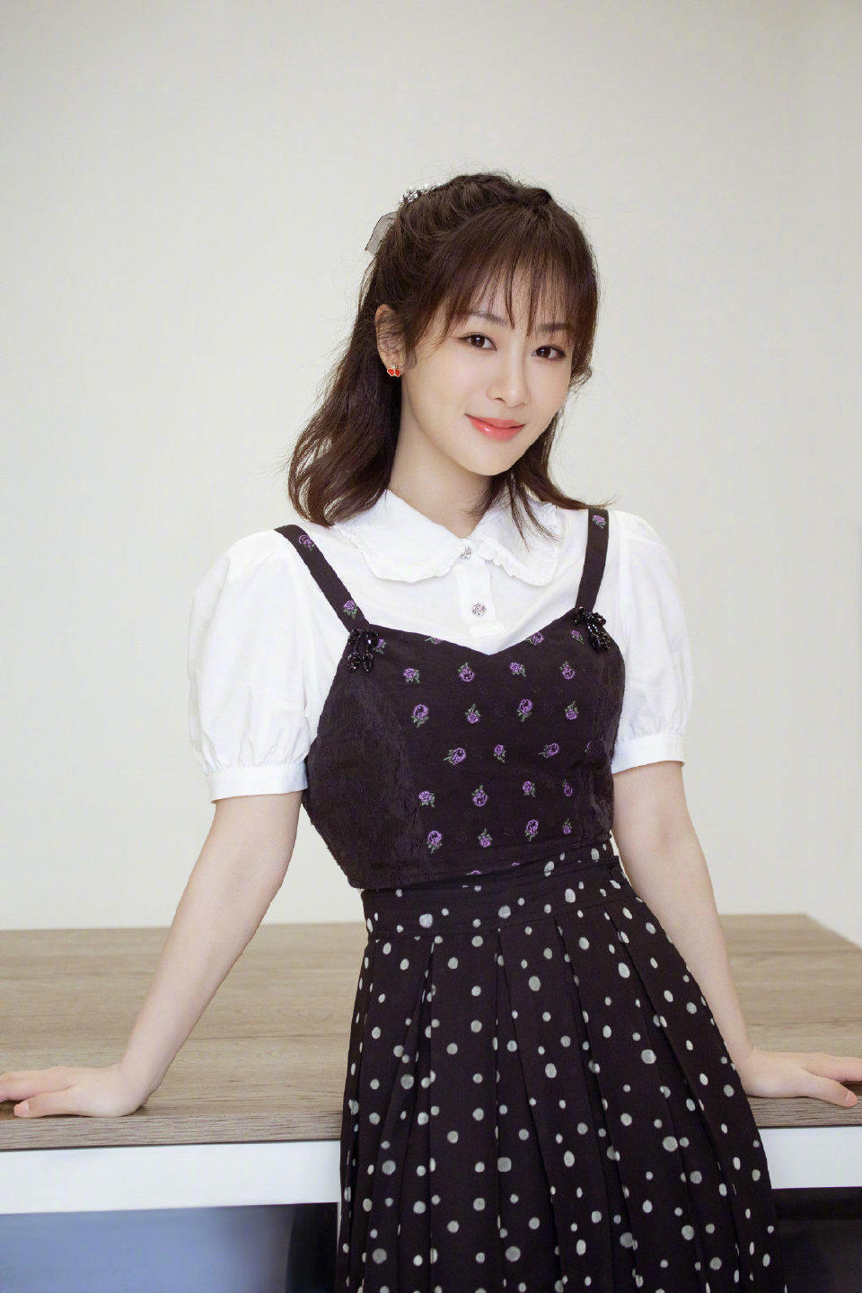 极简|毛阿敏真是“阿姨圈顶流”,白上衣配紧身裤干净利落,简约大气