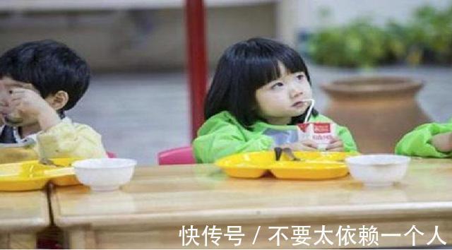 家长|幼儿园宝宝“大佬坐姿”走红,平静看其他同学哭,自己反而很淡定
