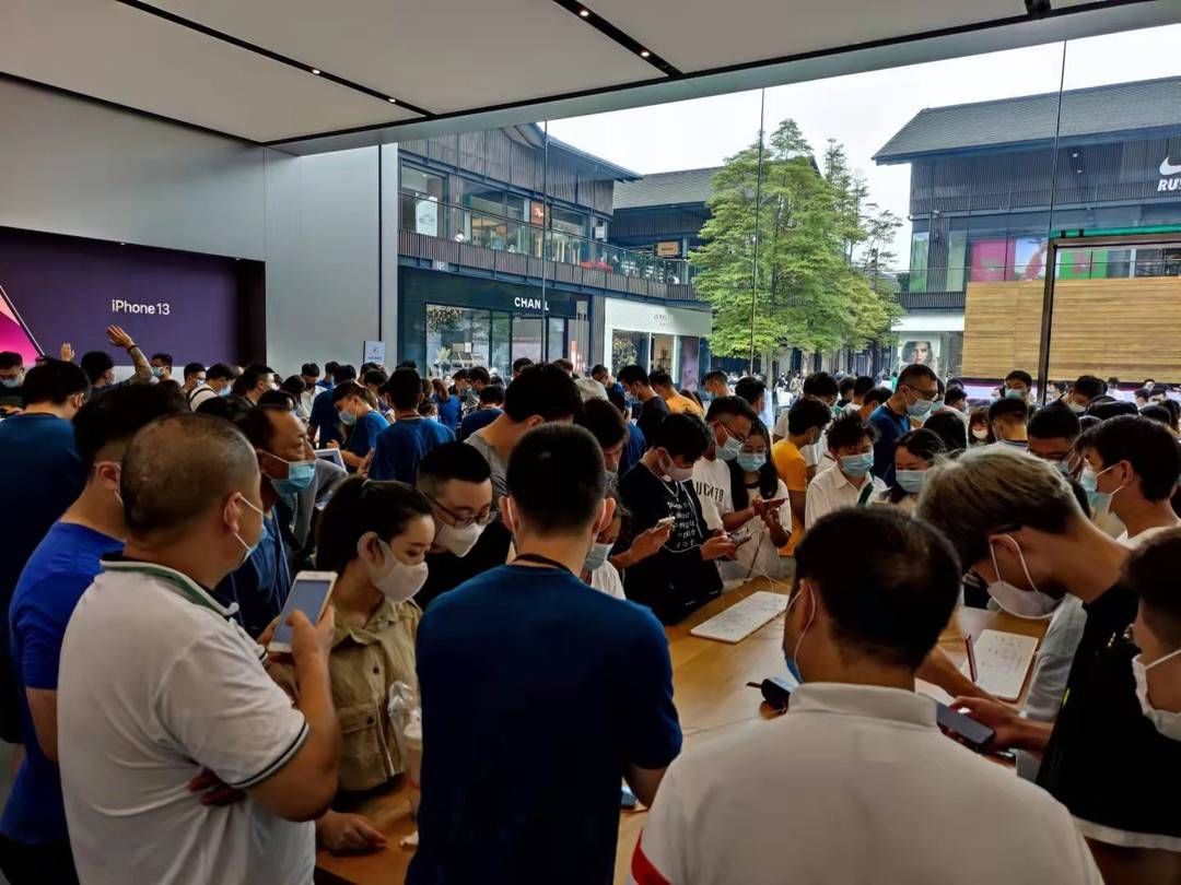 收购|iPhone 13系列发售首日：成都直营店卖断货，“黄牛”最高加价千元收购