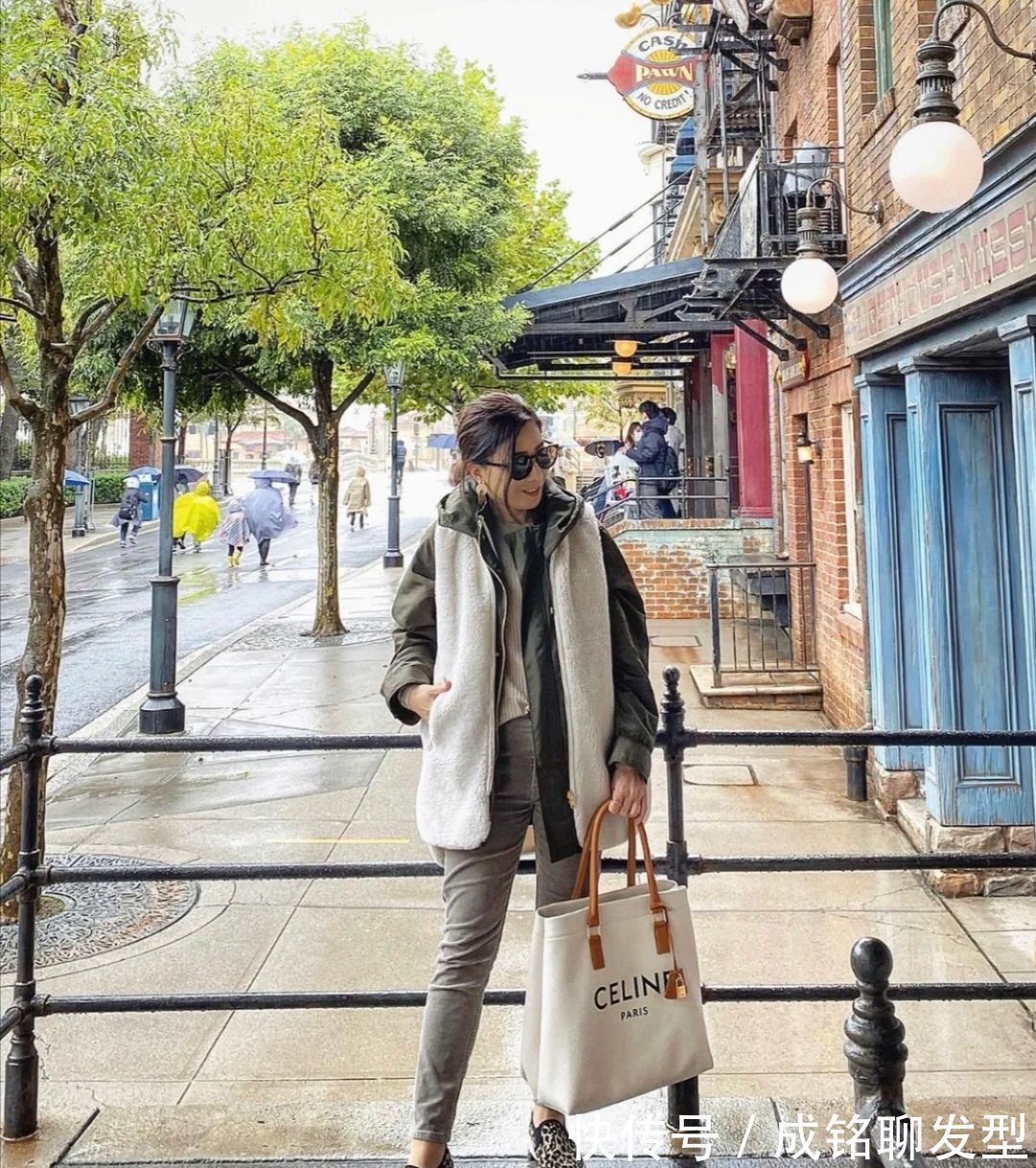 女士|五十多岁还被叫“漂亮姐姐”,她有三个穿衣秘诀,好看优雅又减龄