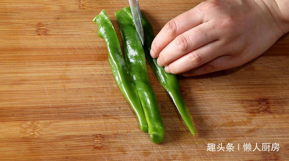 鹌鹑蛋别只会卤着吃,教你一种新做法,配上青红椒炒着吃