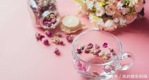 泡水|女性常用玫瑰花泡水喝,竟有这么多好处,爱美的你或许会喜欢!
