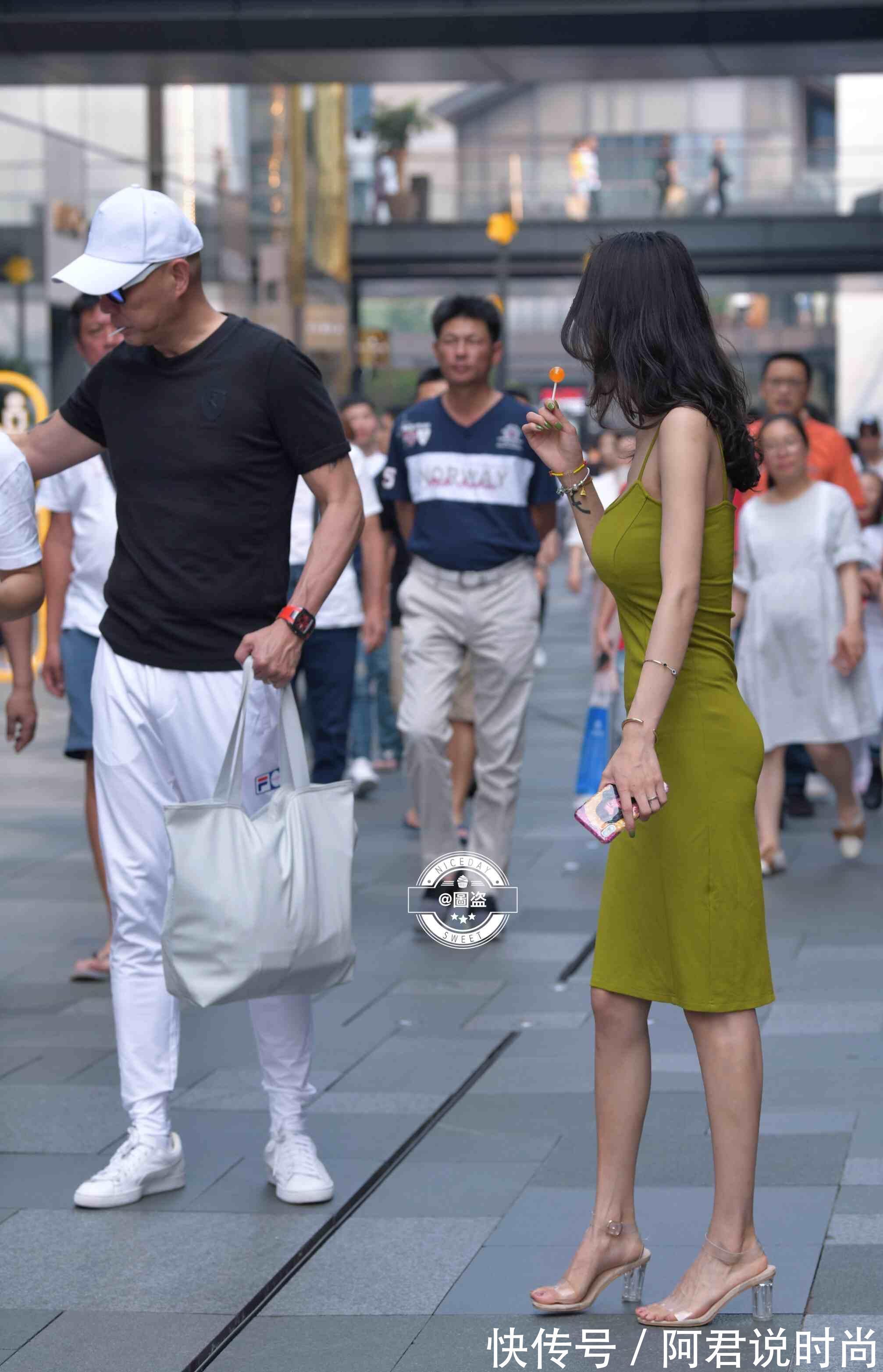 短靴|时尚又耀眼的连衣裙更具时尚女人味,打扮起来修饰五官,短靴不同