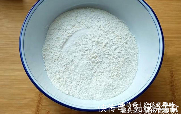 葱油饼这样做真好吃，掌握2个小窍门，柔软多层，酥脆可口。