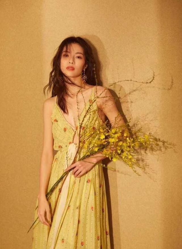 少女感|夏日独宠碎花裙！流行色和元素都整理好了，轻松穿出少女感的甜蜜