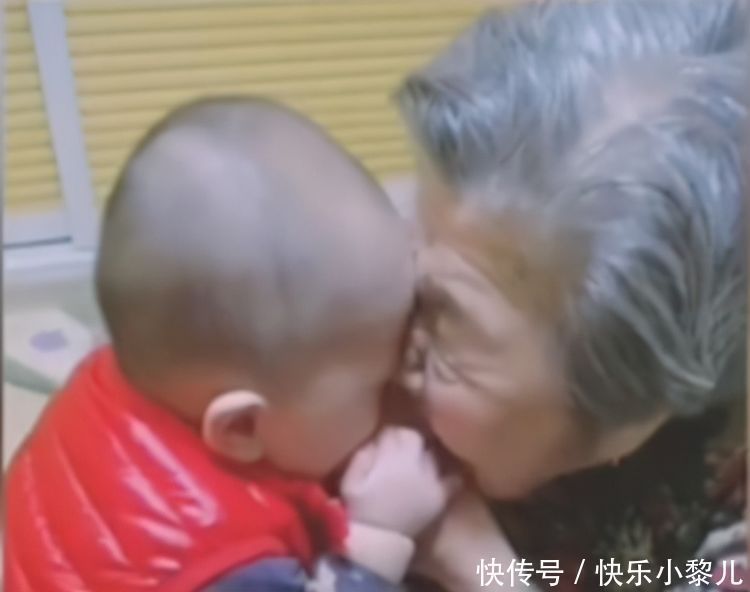 玄孙|半岁玄孙和九旬太奶抢食,一个老祖宗一个小祖宗,家人:都惹不起