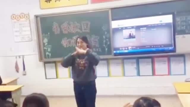 孩子|妈妈家长会上表演“才艺”，大家纷纷鼓掌：没人敢欺负孩子了