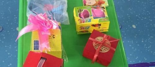 疏忽大意|幼儿园孩子互赠礼物,花1千元换回“小纸人”,妈妈:太不公平了