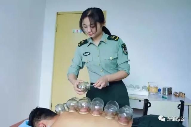 甜炸了！男中尉娶了女中士