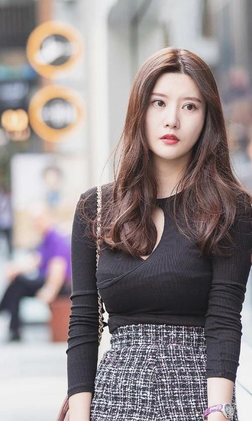 格子|美女小姐姐穿黑色上衣T恤，搭配格子百褶裙，清纯少女感十足