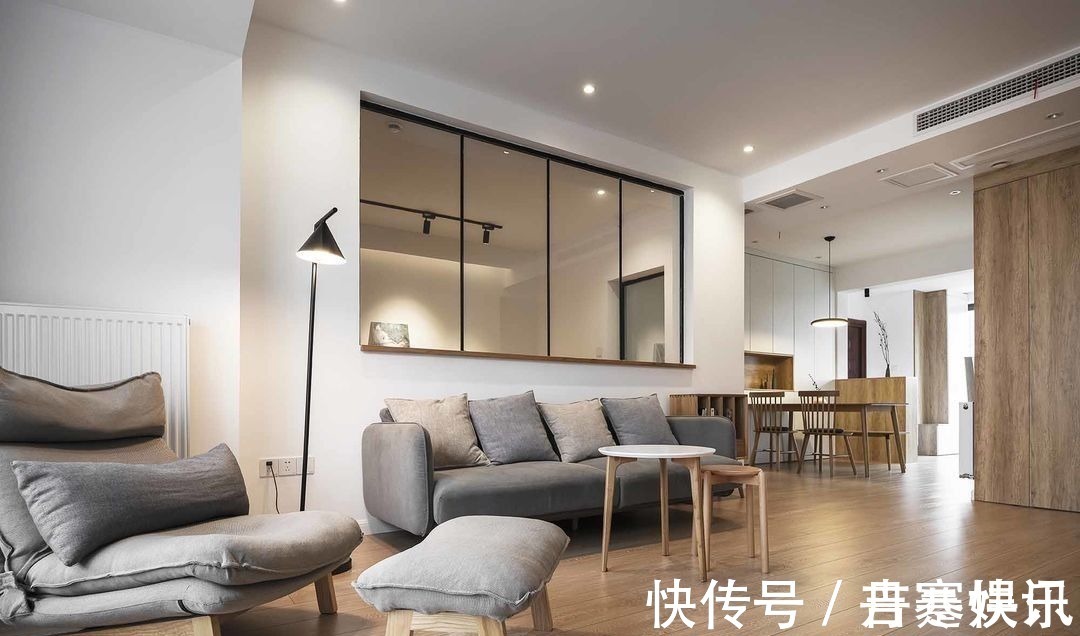 风格|她在沙发后面“掏洞”造窗,完工后发现太明智了,全屋温暖又自然