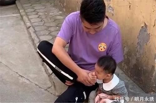 侄女|舅舅带娃火了,为了自己打游戏,直接将宝宝“封印”在墙上