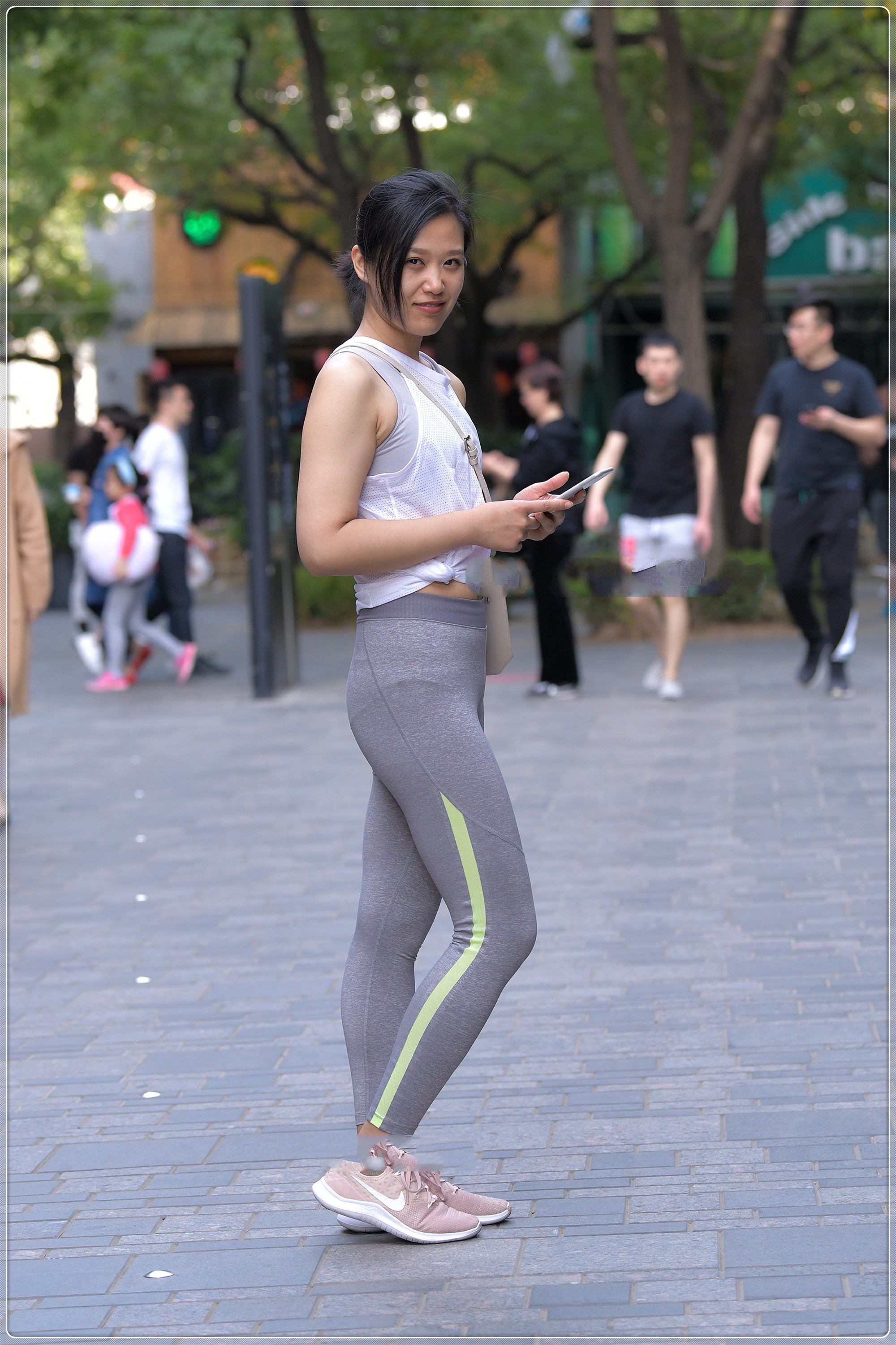 短T 无袖冰丝短T搭配浅灰色运动裤,贴身舒适,清凉一夏