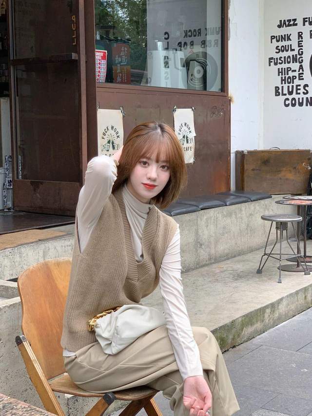 翻领|秋天怎样穿才有气色?身穿一件红色翻领连衣裙,穿上身复古又显白