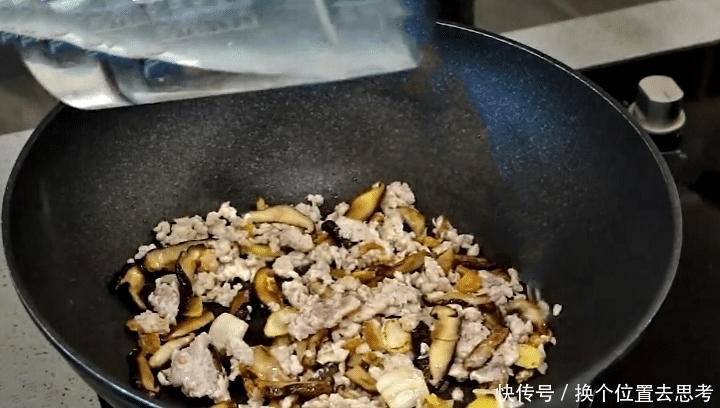  天冷，少吃牛羊肉多吃它，锅中一煮，香味浓郁又鲜嫩，家人都爱吃