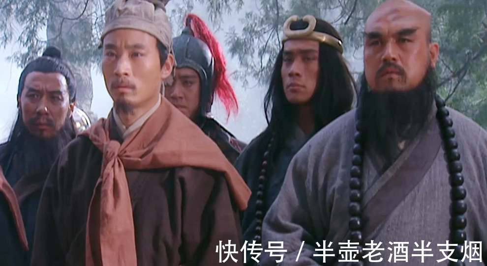 民女@李逵要杀宋江,吴用赶紧开溜:鲁智深武松出手帮李逵,梁山马军五虎将也挡不住