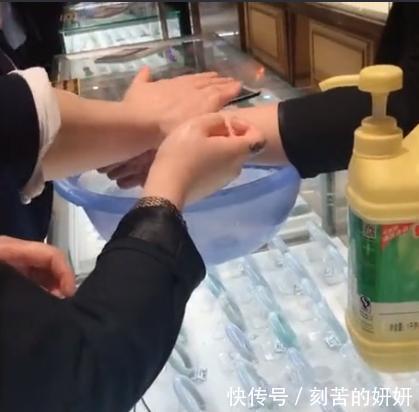 大妈商场内试手镯,谁知道被卡住了,店员你是刷卡还是现金