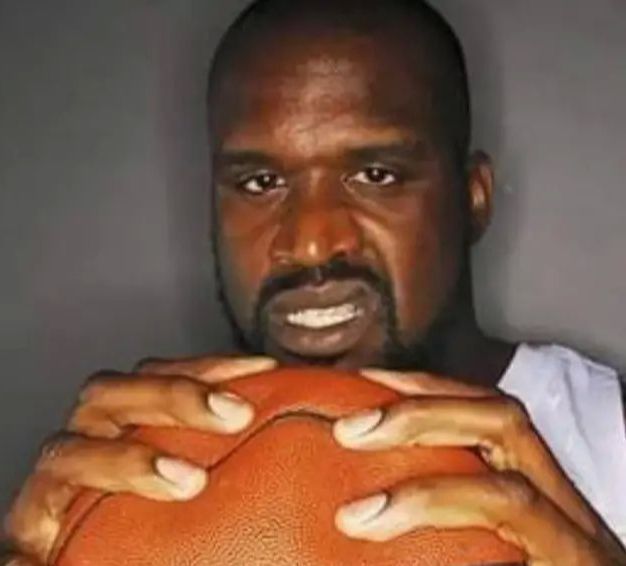 乔丹|篮球在NBA这些球星手里 总是感觉小一号！张伯伦2根手指抓球