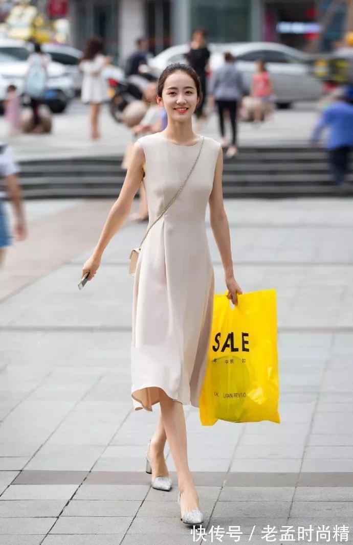 包臀裙|街拍美女:小姐姐搭配上一双小防水台的高跟鞋,让她身上充满着韵味