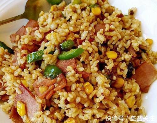 为家庭晚餐准备了三道菜，它们充满了色彩、香味和味道