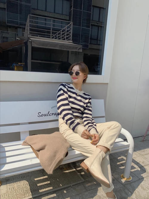 别再穿阔腿裤了,很挑人!试试今年流行的“白烟管裤”,时髦百搭