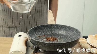 在家也能做红糖糍粑,简单到只需一个锅!