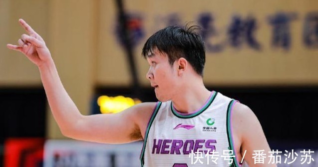 山东队|强烈不满,键时刻错判,丁彦雨航2次冲裁判暴怒,反被吹违体
