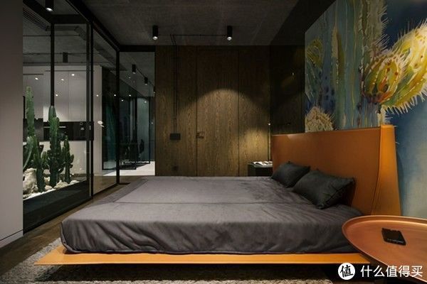 玻璃花园|有钱人真会装,玻璃围个“花园”拼接电视墙,做卧室隔断用刚好