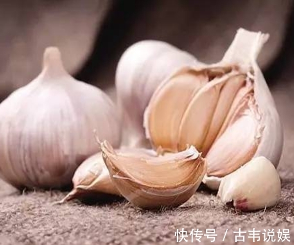 枕头|睡前在床边放几掰大蒜,不出一月,身体会收获3大喜人变化!