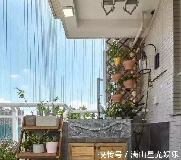 同样是一个阳台,别人家的阳台这样装,真是漂亮又实用