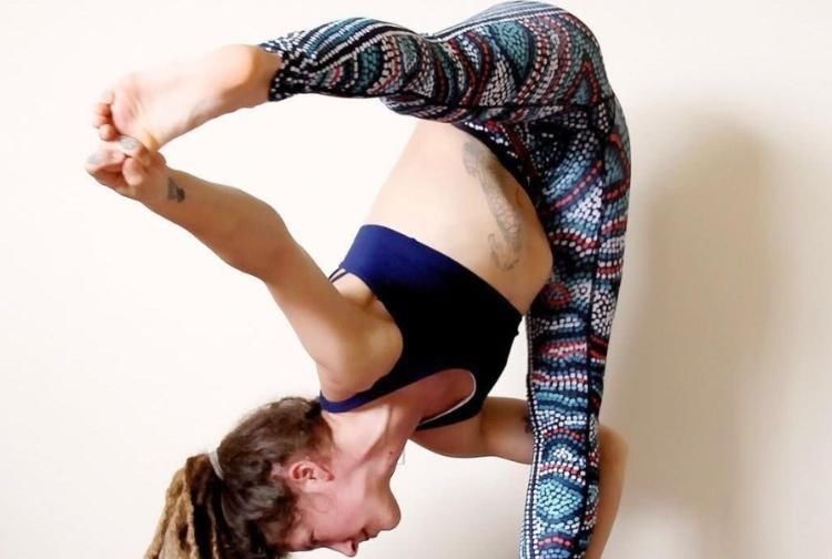 左手|上班总是无精打采简单5式瑜伽,每天10分钟,提振精神状态佳