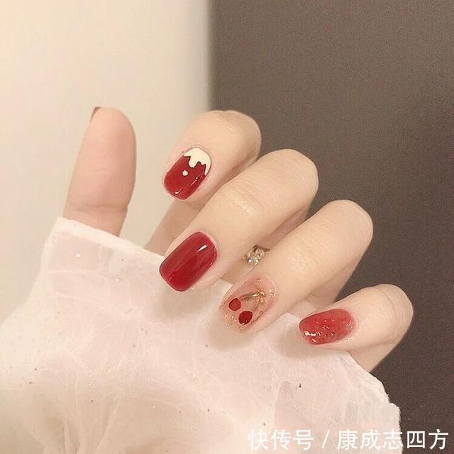 打底|让人心动的5款美甲，温柔又高级！酒红发财美甲真的显手白