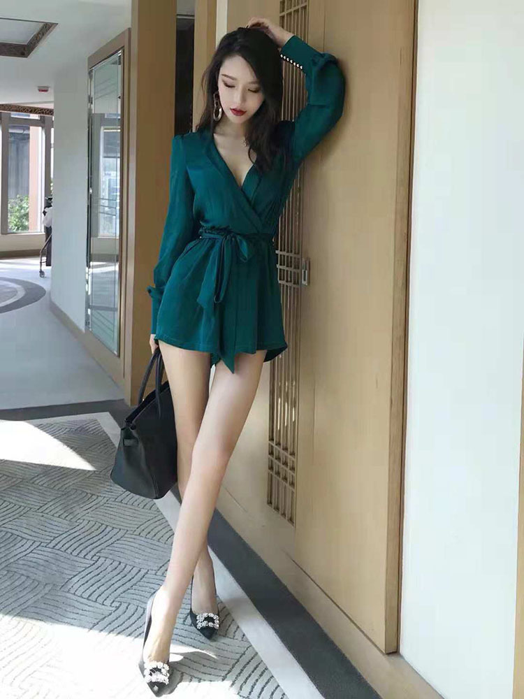 高跟鞋 墨绿色套裙,搭配黑色尖头高跟鞋,完美衬托女神气质,好性感