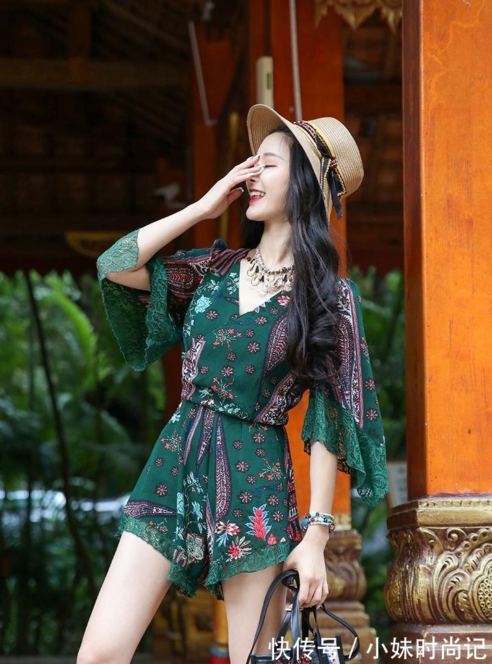 快乐|穿上复古碎花连体裤,快乐地去度假