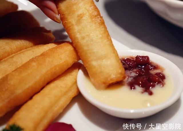 吃法|中国油条在国外火了,被美国人称为“高档菜”,吃法相当与众不同