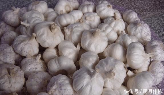 大蒜|保存大蒜,别再放冰箱了,教你一个实用土方法,不发芽保存时间长