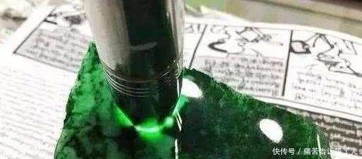 9万入手的翡翠原石,切开藓加绿,货主却仰天大哭