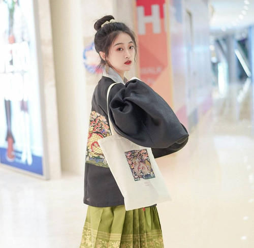 穿汉服不一定要配古风发髻，这几种简约发型也很好看，时尚又减龄