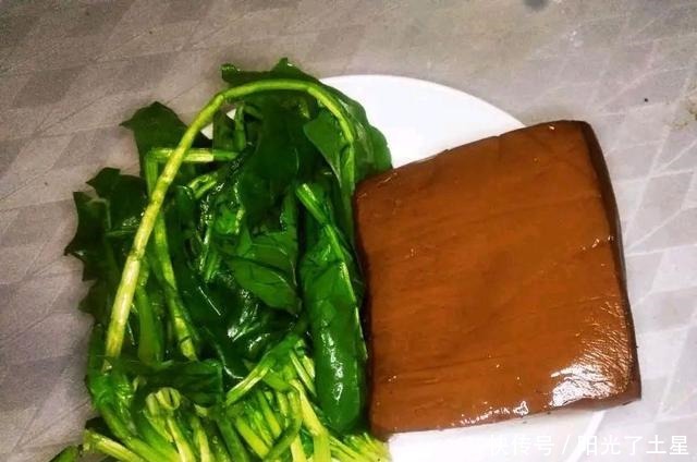 菠菜炒猪血,价钱便宜味道好!炒前多一步,菠菜翠绿无涩味