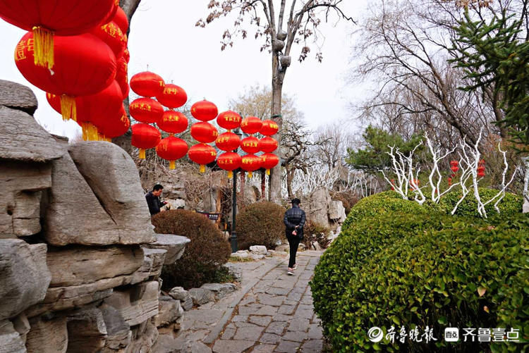 春光明媚！济南五龙潭公园花开绚烂游人如织|就地过年?春在身边| 春光明媚！济南五龙潭公园花开绚烂游人如织\＂,\＂i12\＂:\＂就地过年?春在身边