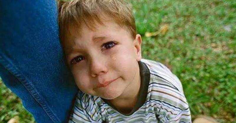 头发|两个情绪失控的妈妈,当街教育孩子让娃很受伤,网友:童年阴影