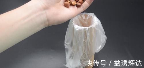 实用|保鲜袋用完后的纸筒不要扔，原来放在家里特别实用，方法太赞了