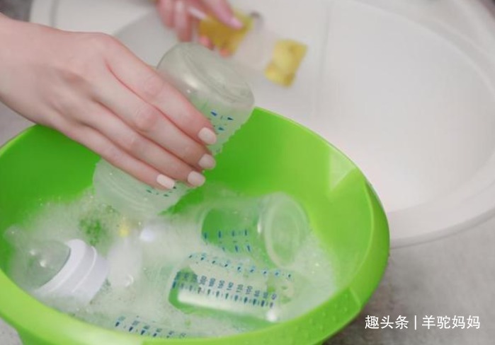 孩子|有一种偷懒叫“开水烫奶瓶”,家长方便了,孩子却被“坑坏了”