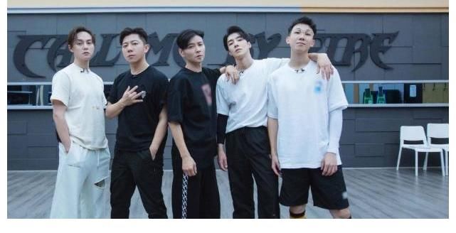 胡海泉|情怀决定观众嗜好!张晋组再机灵,也不敌陈小春的“一杯二锅头”