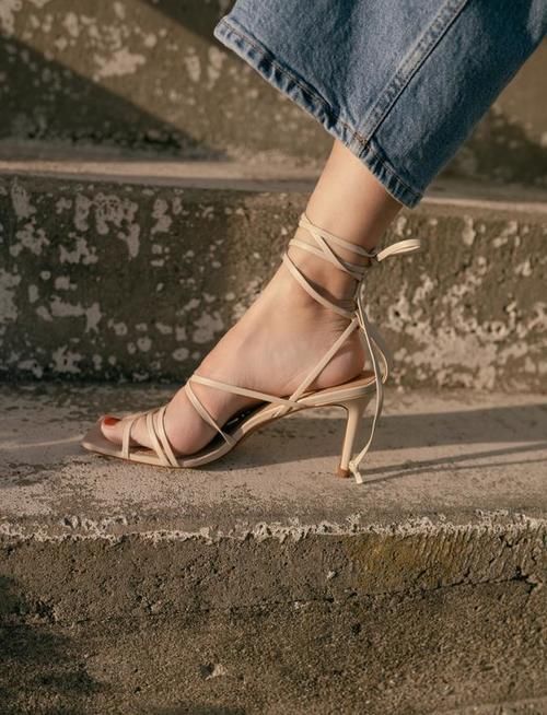 初春穿牛仔裤别配帆布鞋了！这“5双鞋”与牛仔裤更搭，时髦翻倍